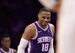 上赛季都是队友！威少赛后与布劳恩等前队友拥抱交流